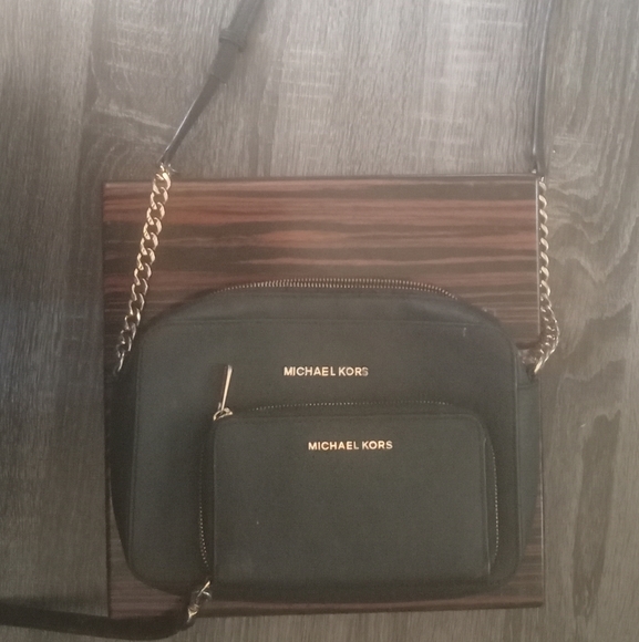 Michael kors purse all black with gold rings and you can add the wallet to - Picture 3 of 4